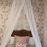Apartamento En La Ciudad, Con Patio -parking Gratis